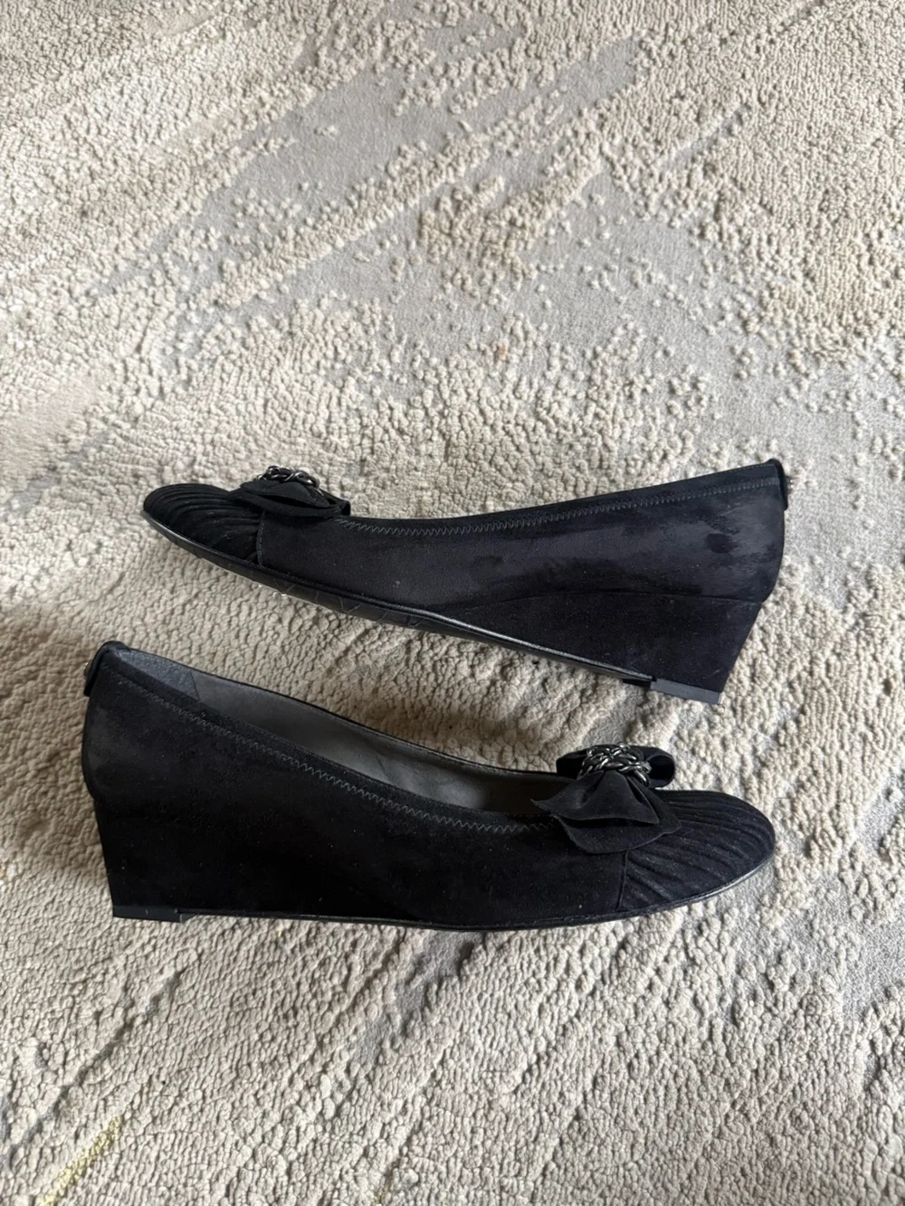 Stuart Weitzman Frobozzie black Suede leather wedge Heels chain bow 8